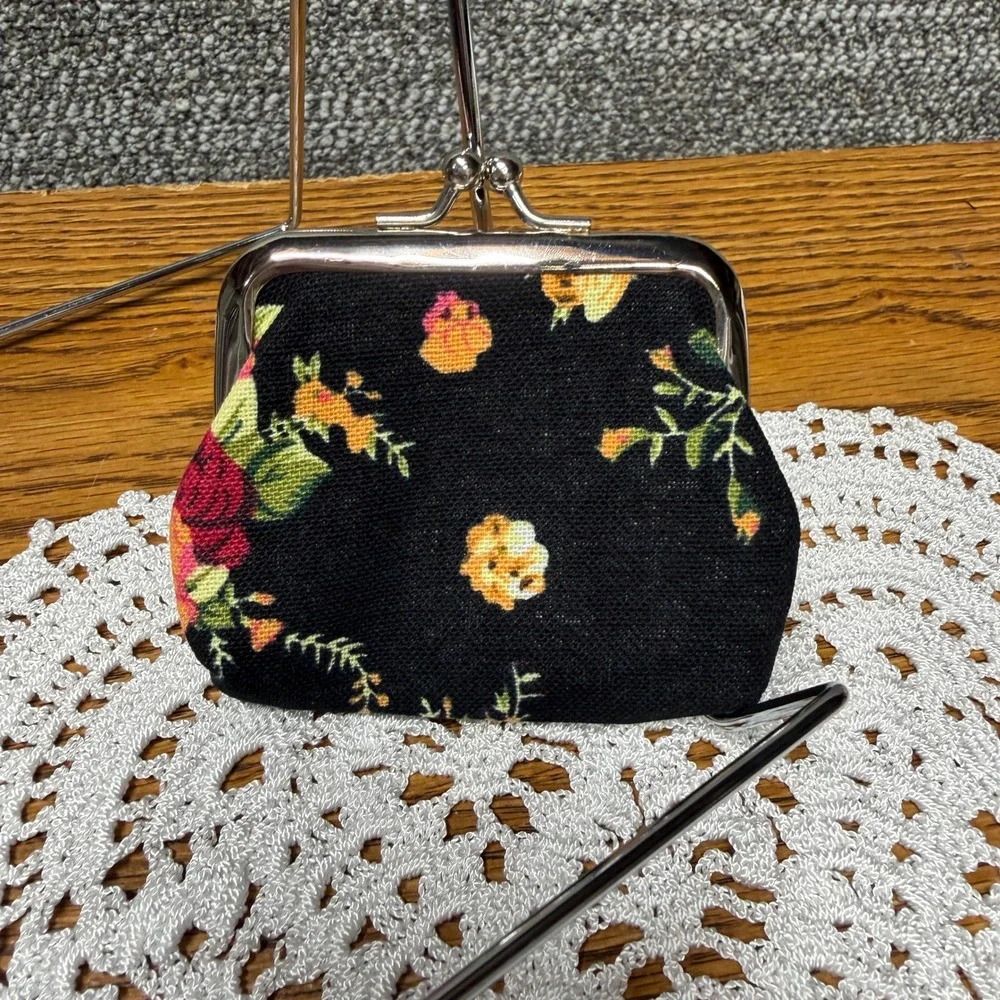 Vintage Style Floral Kiss Lock Coin Purse Black Canvas Rose Print Mini Pouch